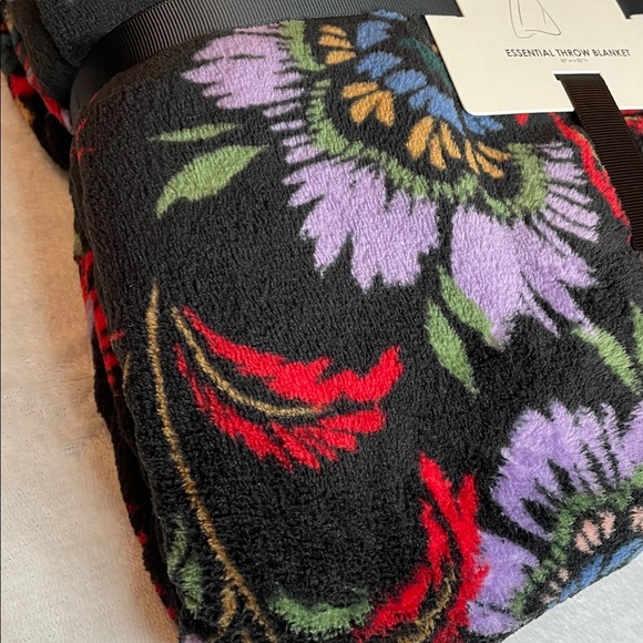 NWT Vera Bradley Essential Throw in Venetian Paisley Pattern - Picture 3 of 12
